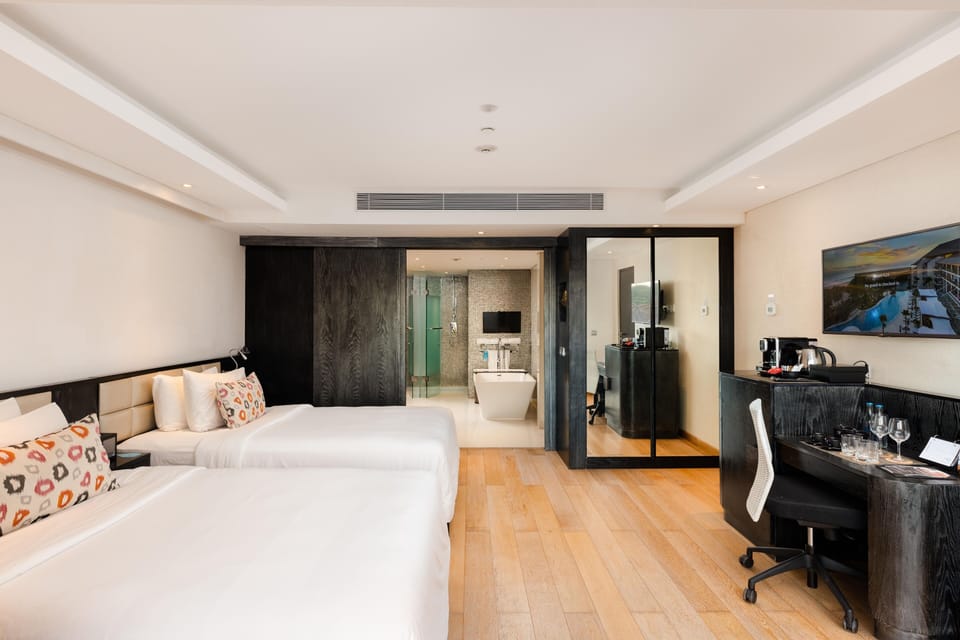 Junior Leisure Suite Twin | Premium bedding, minibar, in-room safe, desk