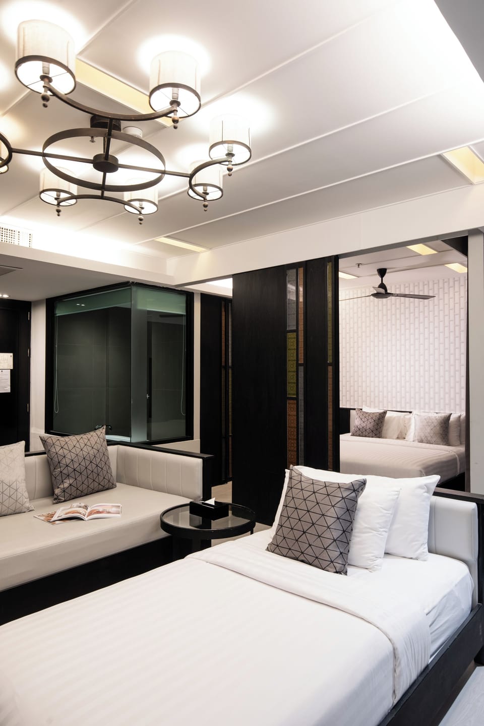 Grand Premier | Minibar, in-room safe, desk, blackout drapes