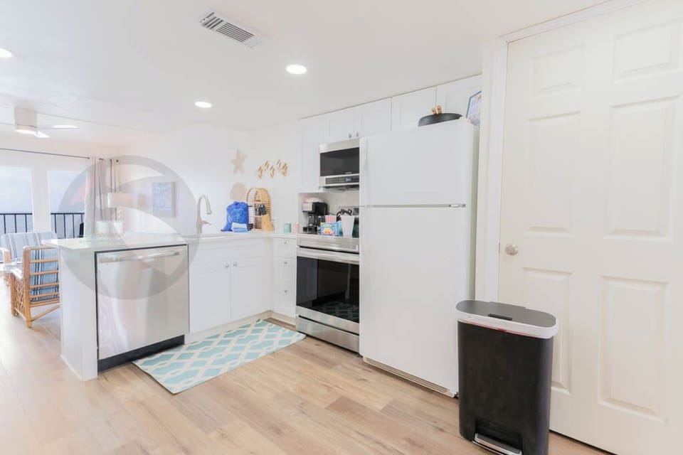 Open kitchen, large appliances