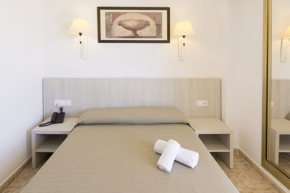 Single Room, Balcony | In-room safe, desk, free WiFi, bed sheets