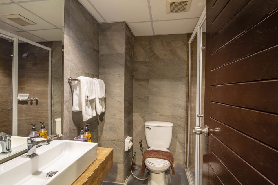 Shower, rainfall showerhead, free toiletries, hair dryer