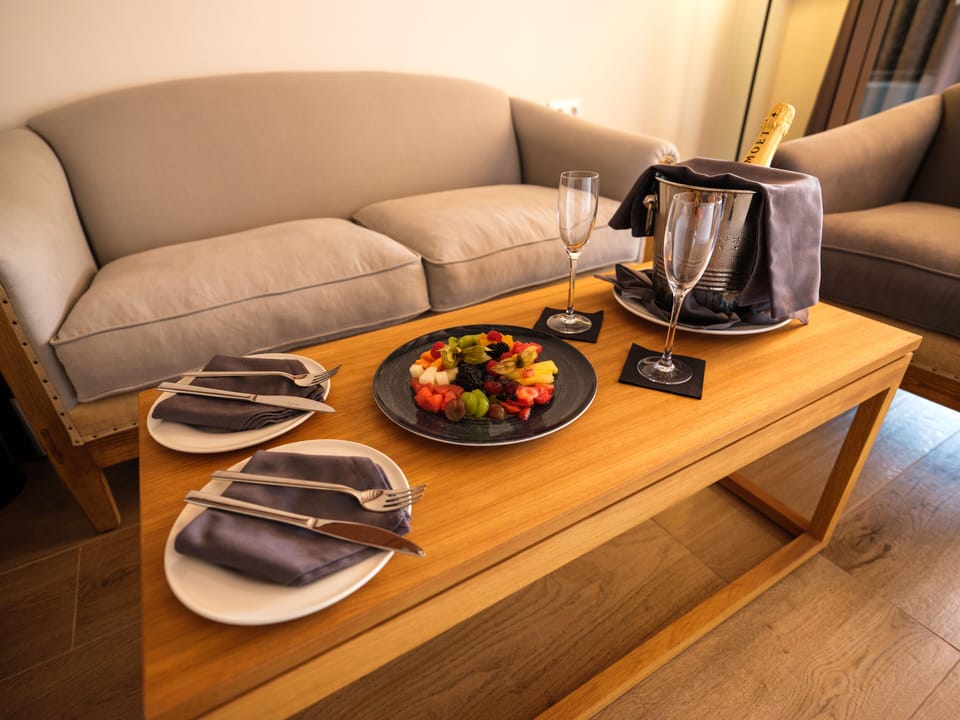 Suite (Gold Level) (+16) | Minibar, in-room safe, soundproofing, WiFi (free)