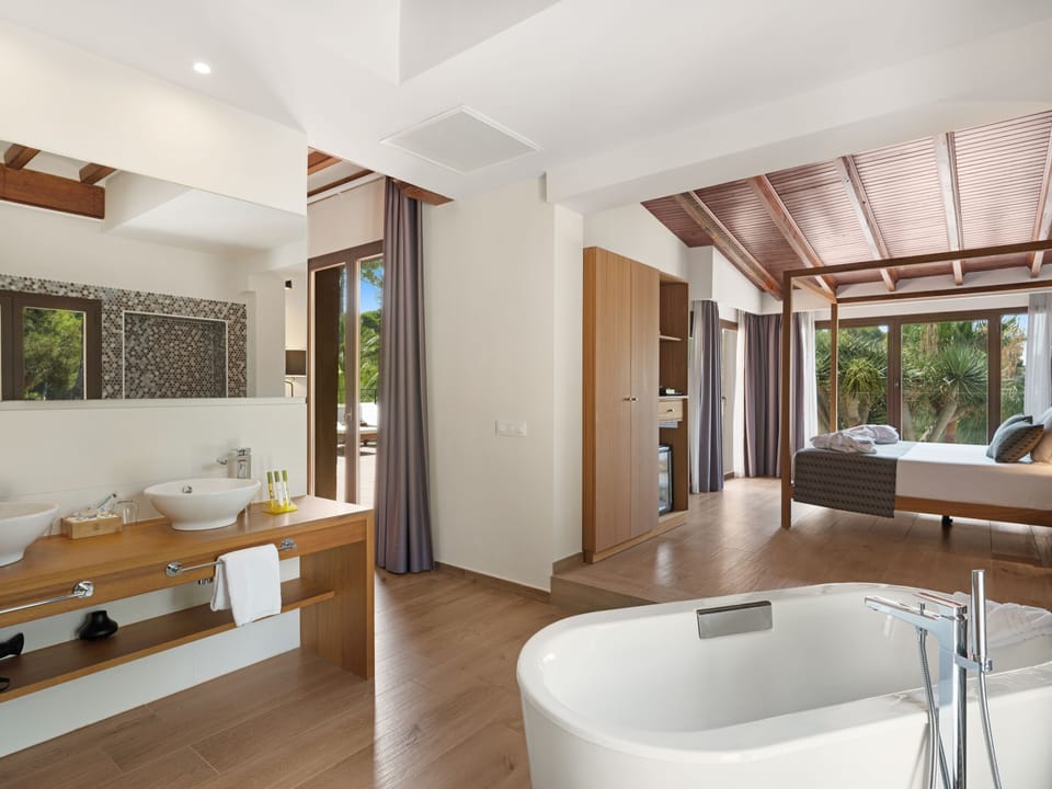 Suite (Gold Level) (+16) | Minibar, in-room safe, soundproofing, WiFi (free)