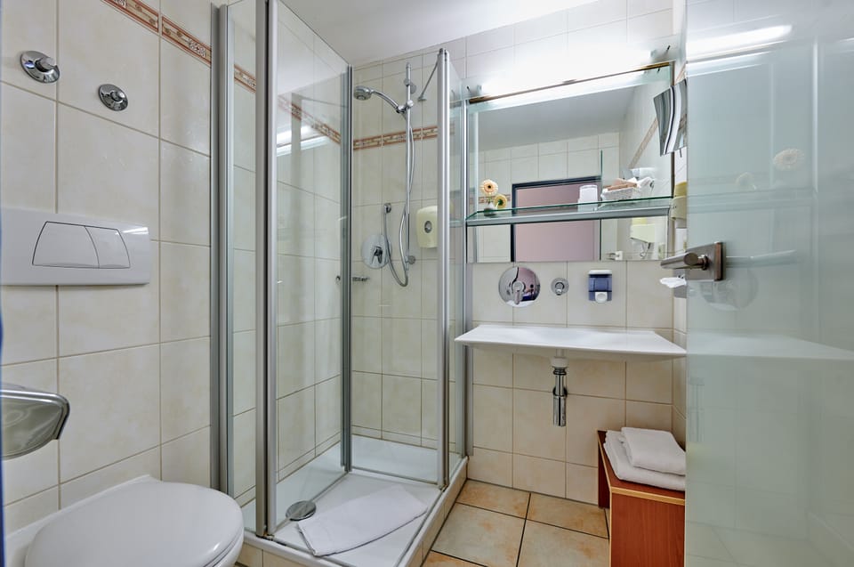 Comfort Single Room | Bathroom | Shower, free toiletries, hair dryer, towels