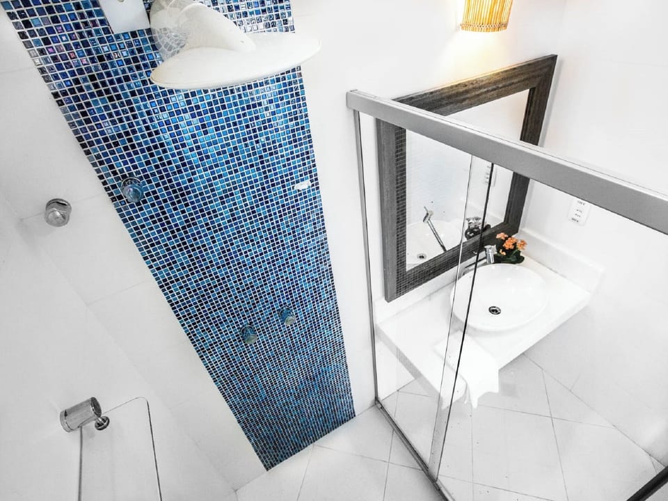 Standard Triple Room | Bathroom | Shower, rainfall showerhead, towels