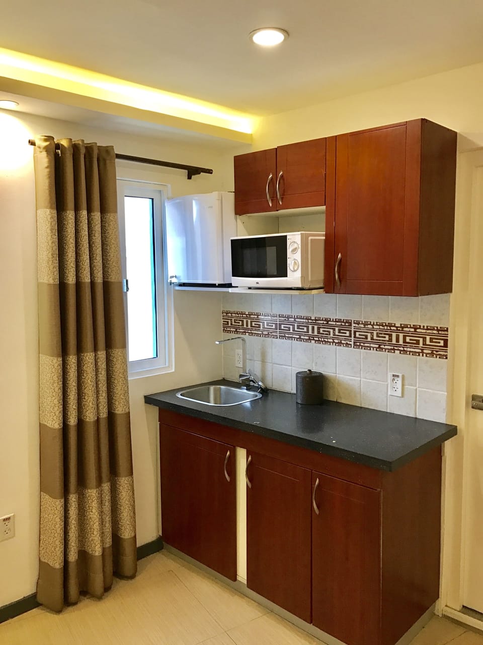 Superior Studio Suite, Kitchenette | Private kitchenette | Fridge, microwave, coffee/tea maker, electric kettle