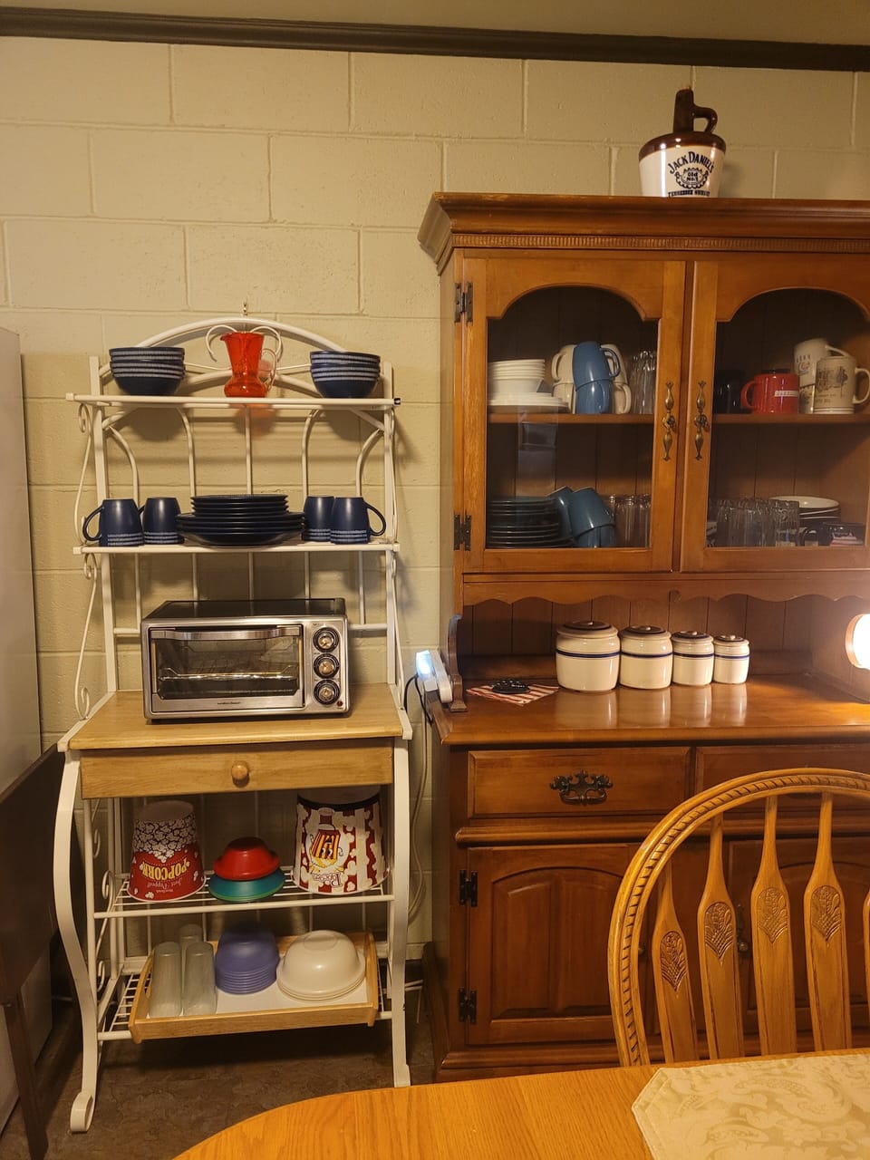 Kitchen/DR  Plenty of amenities and seating 