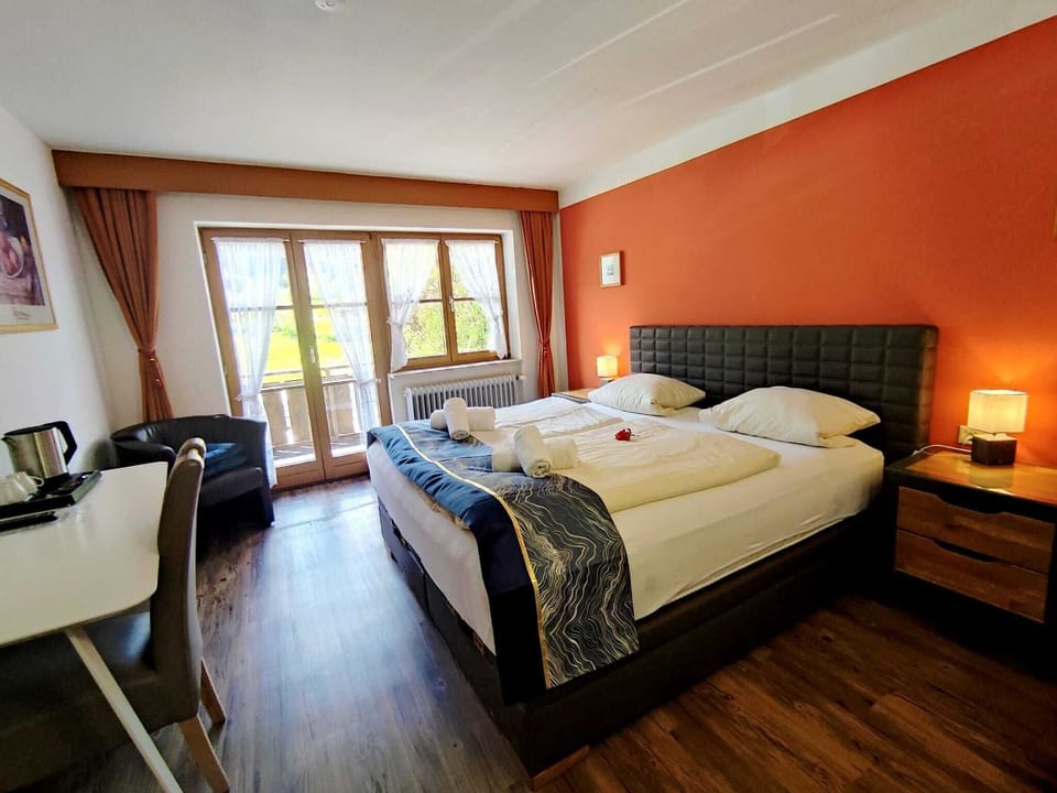 Individually furnished, desk, free WiFi, bed sheets
