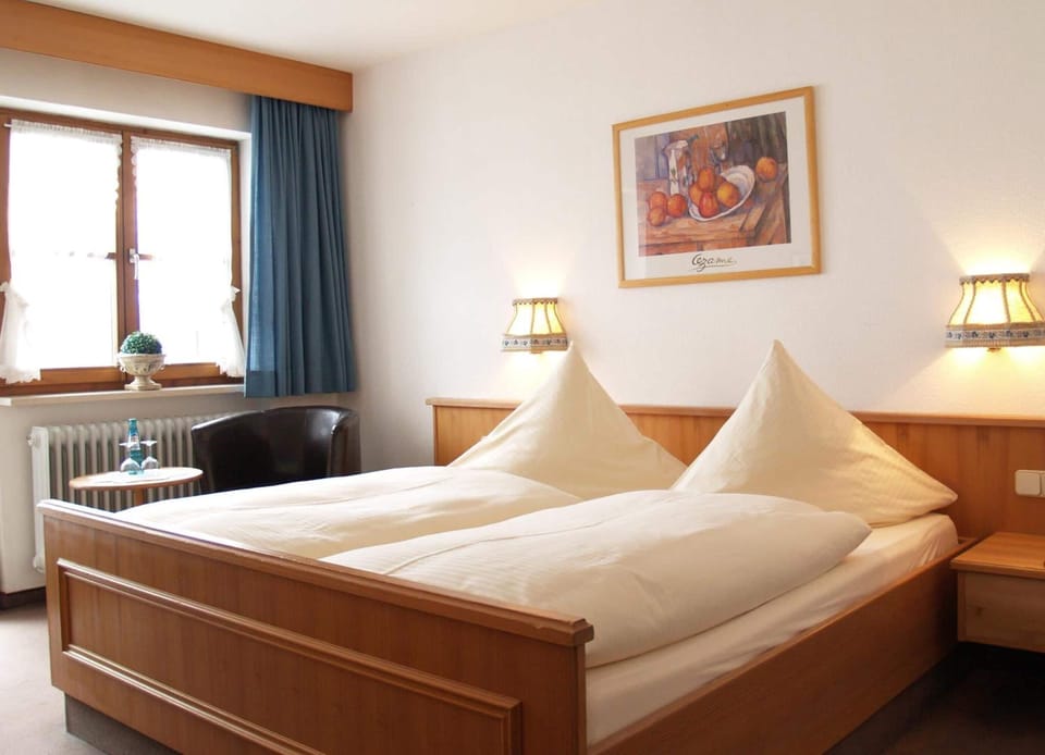 Individually furnished, desk, free WiFi, bed sheets