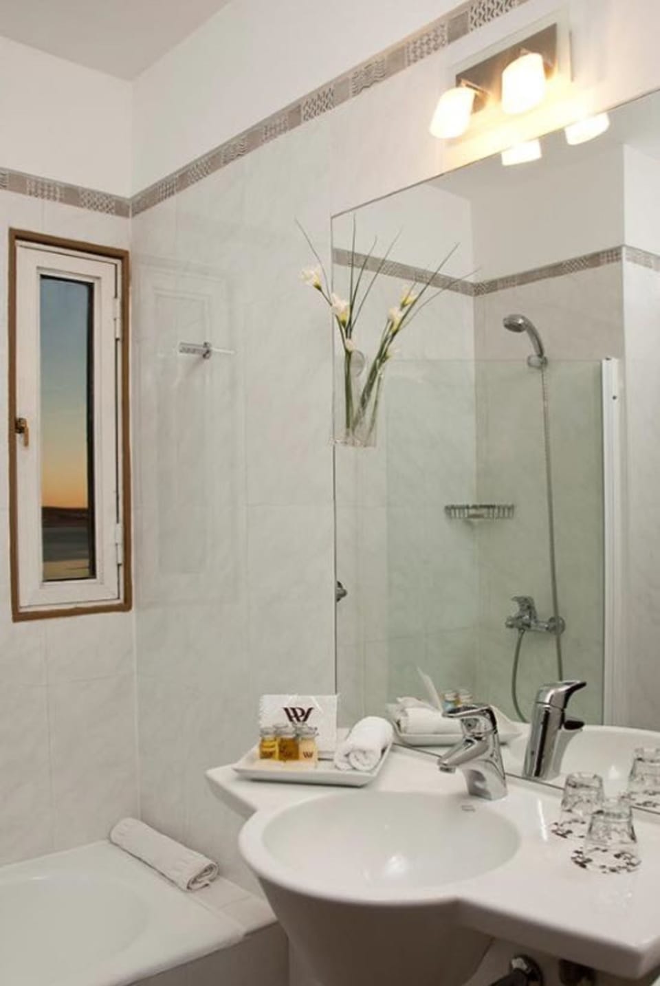 Combined shower/tub, free toiletries, hair dryer, bidet