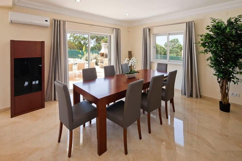 Dining with pool view