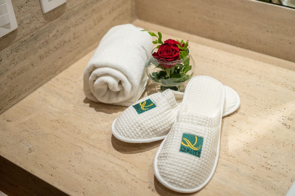 Suíte Royal King | Bathroom | Shower, designer toiletries, hair dryer (on request), towels