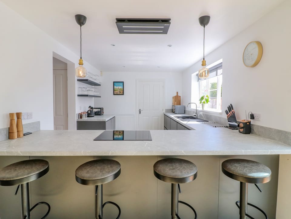 Cottage | Private kitchen | Fridge, dishwasher, electric kettle, toaster