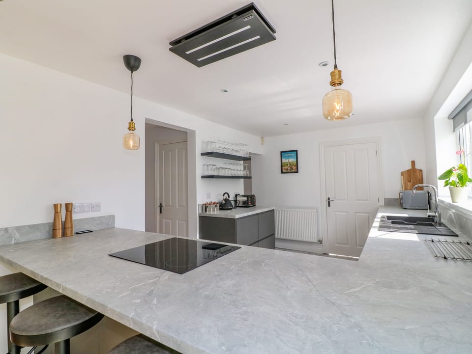 Cottage | Private kitchen | Fridge, dishwasher, electric kettle, toaster