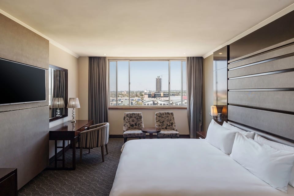 Room, 1 King Bed | Minibar, in-room safe, desk, iron/ironing board