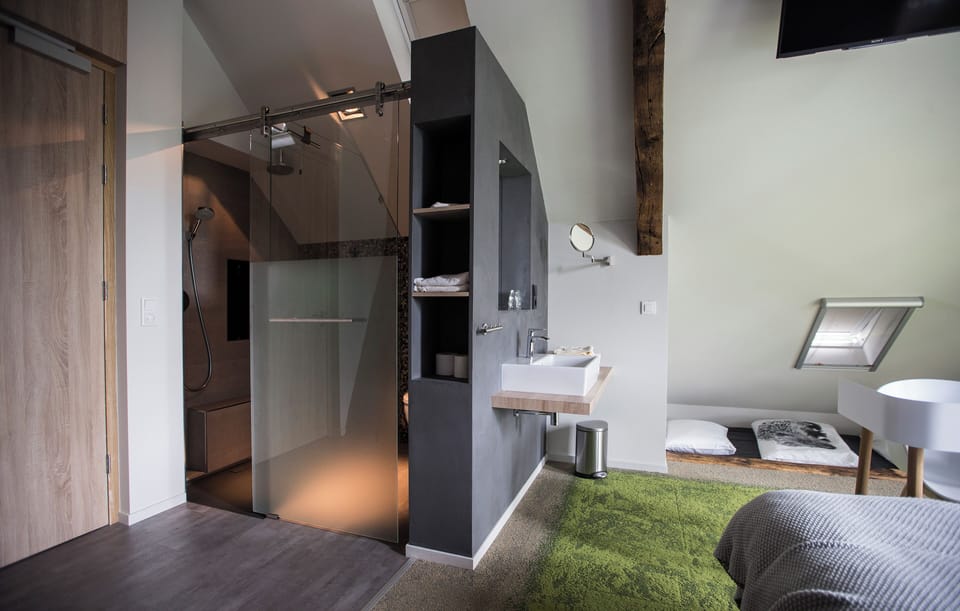 Deluxe Room | Desk, blackout drapes, soundproofing, rollaway beds