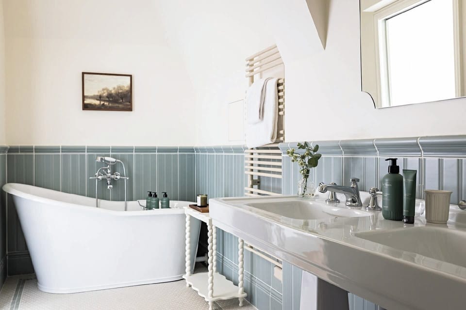 Deluxe Double Room | Bathroom | Free toiletries, hair dryer, bathrobes, towels