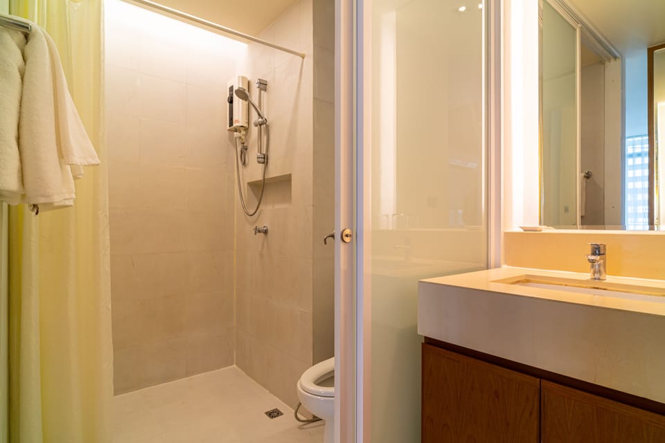 Superior Room, Corner | Bathroom | Shower, free toiletries, hair dryer, bathrobes