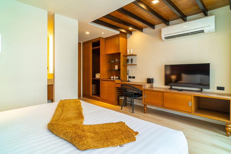 Superior Room, 1 King Bed | Living area | 43-inch Smart TV with digital channels, TV, Netflix