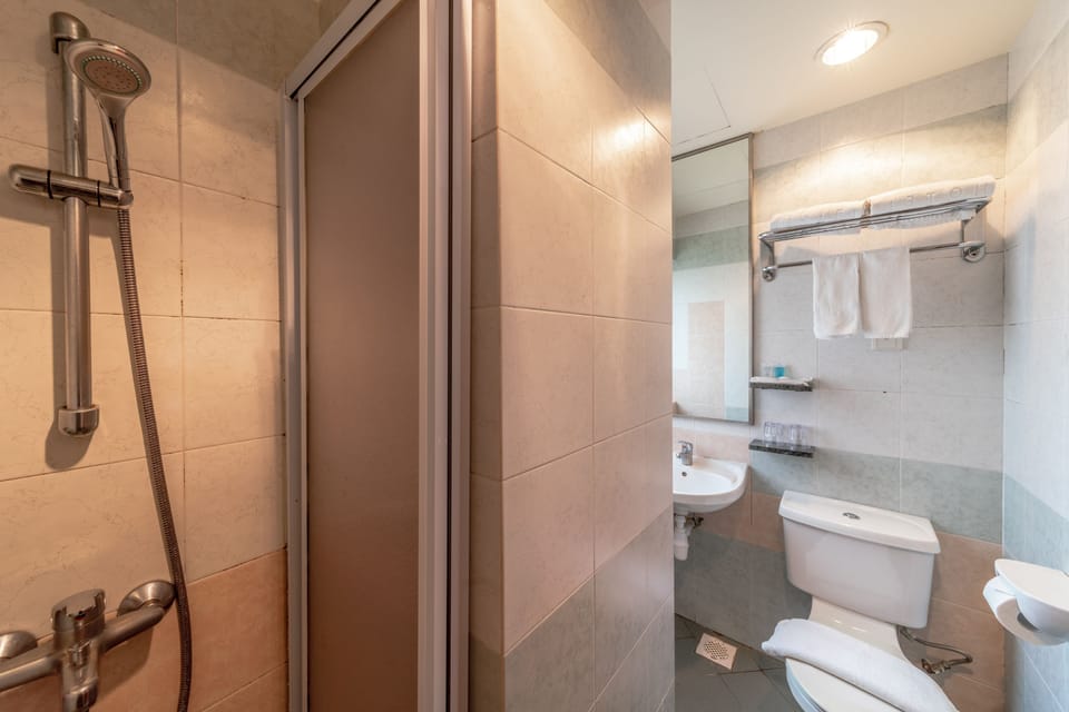 Superior Queen Room | Bathroom | Hydromassage showerhead, free toiletries, hair dryer, slippers