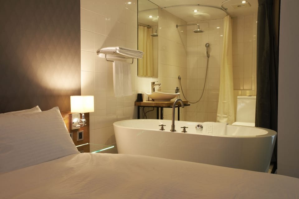 Deluxe Double Room | Deep soaking bathtub