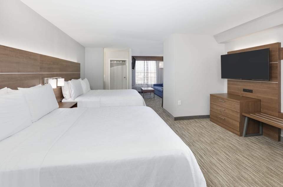 Hypo-allergenic bedding, in-room safe, desk, laptop workspace