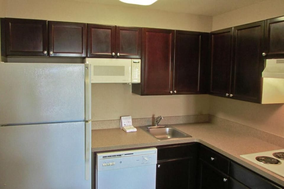 Coffee/tea maker, full-size fridge, microwave, stovetop