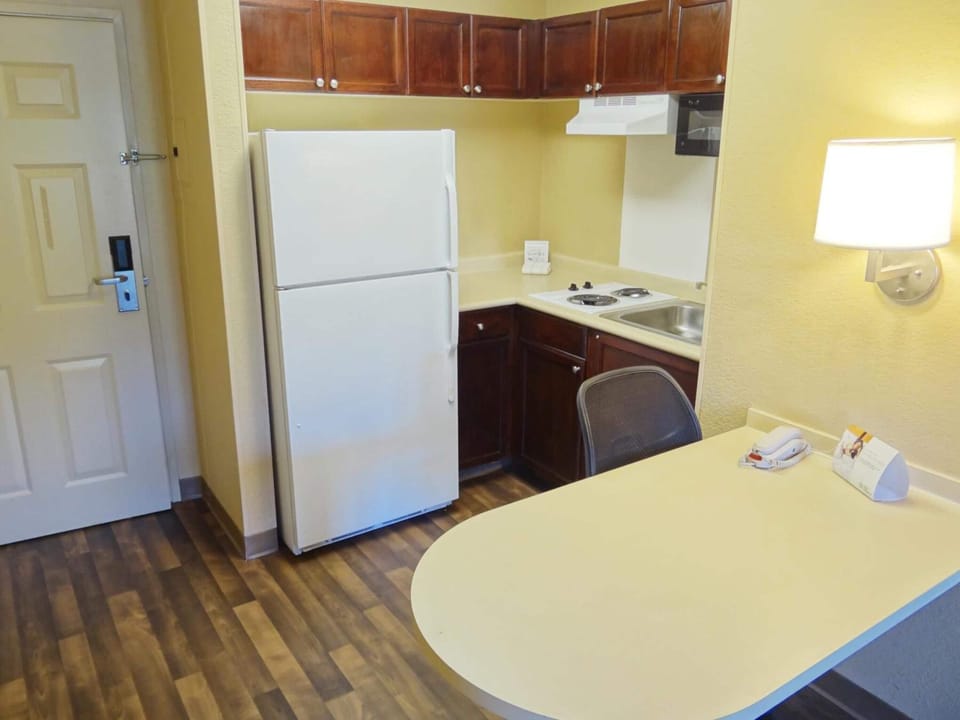 Coffee/tea maker, full-size fridge, microwave, stovetop