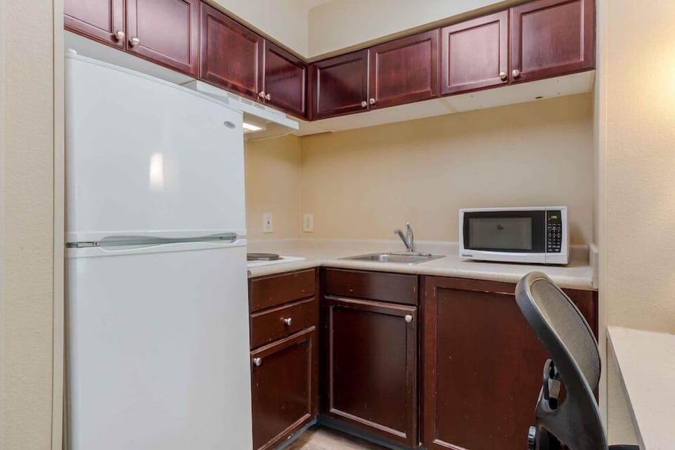 Coffee/tea maker, full-size fridge, microwave, stovetop