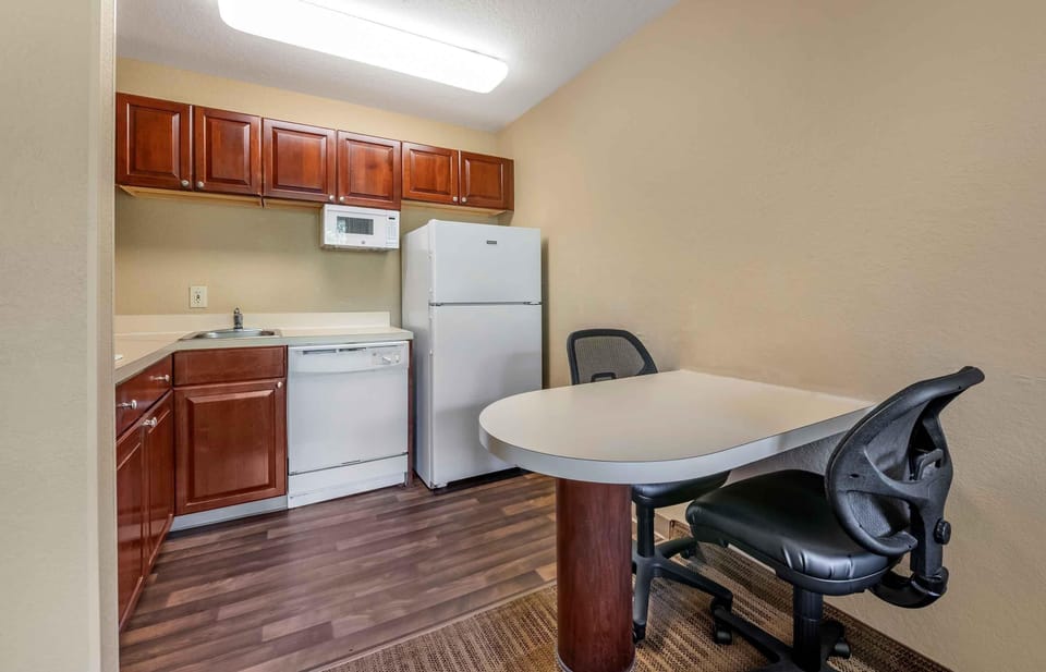 Full-size fridge, microwave, stovetop, coffee/tea maker