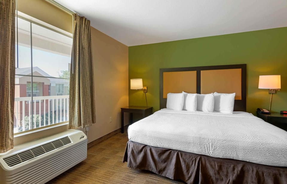 Deluxe Studio, 1 King Bed with Sofa bed, Accessible, Non Smoking | Desk, free WiFi, bed sheets