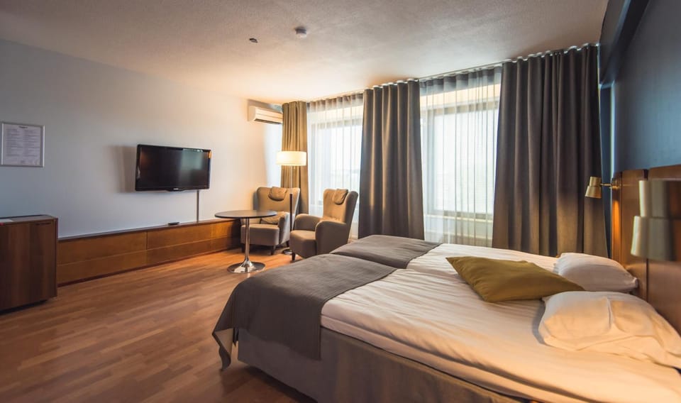 Minibar, desk, free WiFi, bed sheets