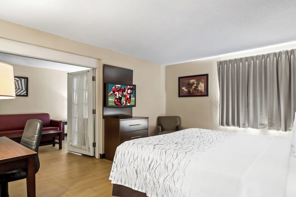 Suite, 1 King Bed with Sofa bed (Smoke Free) | Desk, blackout drapes, iron/ironing board, free WiFi