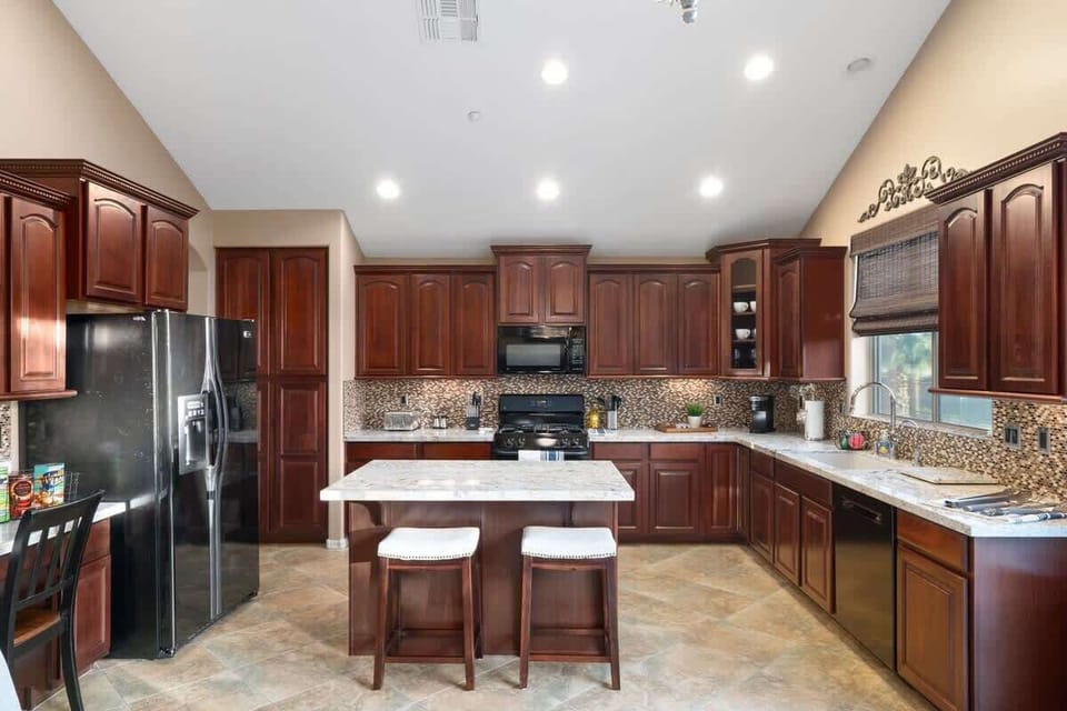 Full kitchen to cook delicious meal for the entire family