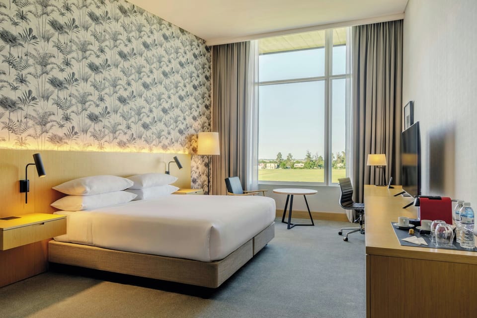 Club Room, 1 King Bed (View) | Minibar, in-room safe, desk, laptop workspace