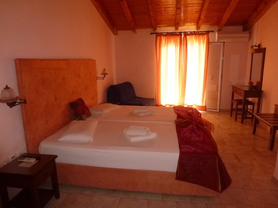 Studio | In-room safe, desk, free cribs/infant beds, free WiFi