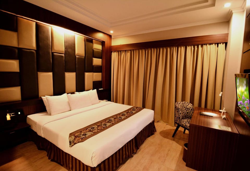 Desk, soundproofing, free WiFi, bed sheets