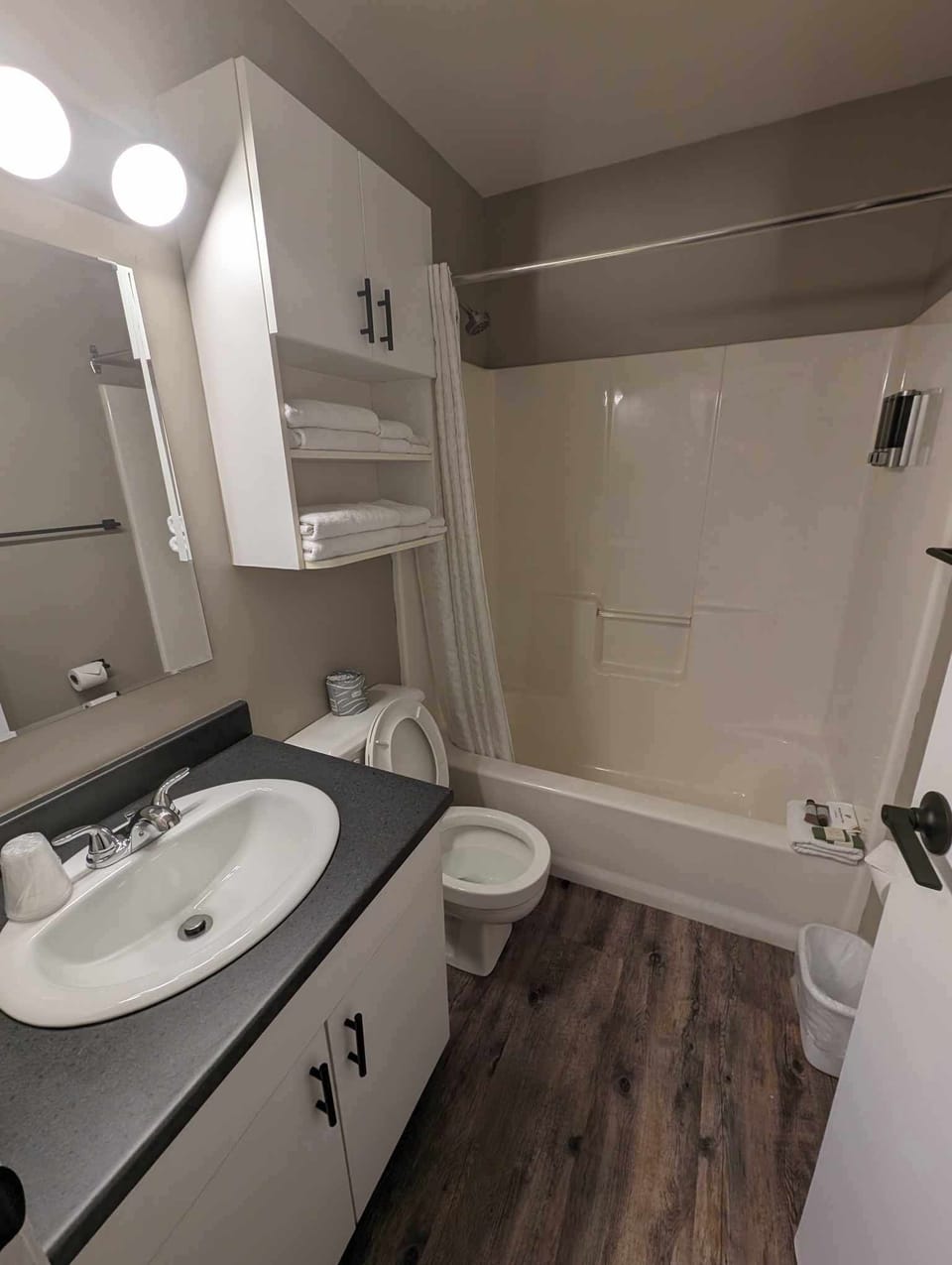  Small Suite - Pet Friendly / Wheelchair Accessible | Bathroom | Combined shower/tub, free toiletries, hair dryer, towels