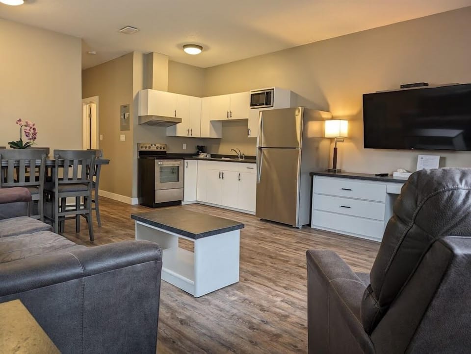Large Suite - Pet Friendly / Wheelchair Accessible | Living area