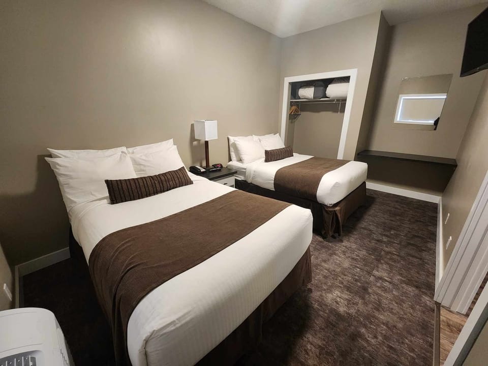 Large Suite - Pet Friendly / Wheelchair Accessible | Premium bedding, pillowtop beds, desk, iron/ironing board