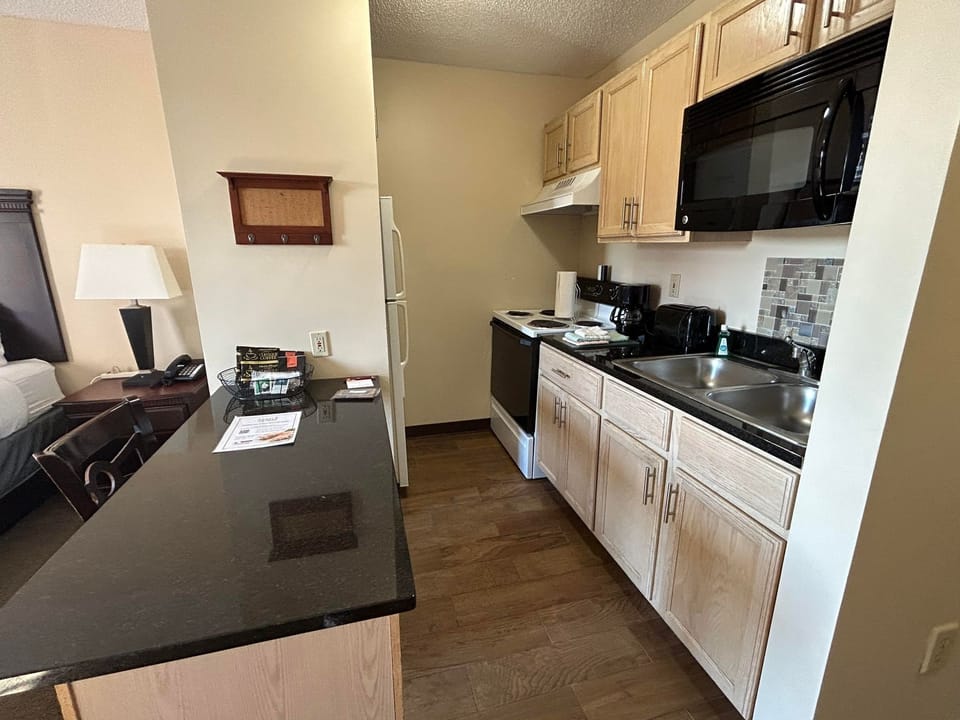 Studio Suite, Non Smoking | Premium bedding, individually decorated, individually furnished, desk