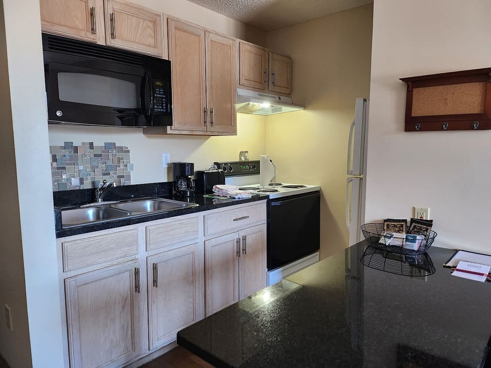 Studio Suite, Non Smoking | Private kitchen | Fridge, microwave, oven, stovetop