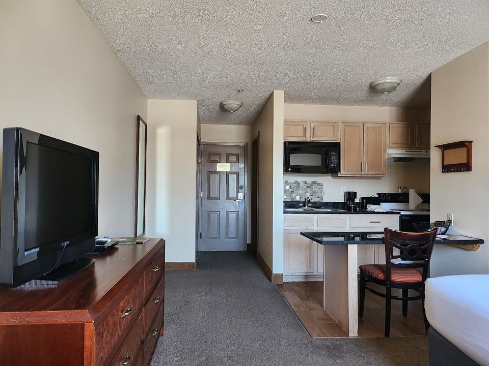 Studio Suite, Non Smoking | Premium bedding, individually decorated, individually furnished, desk