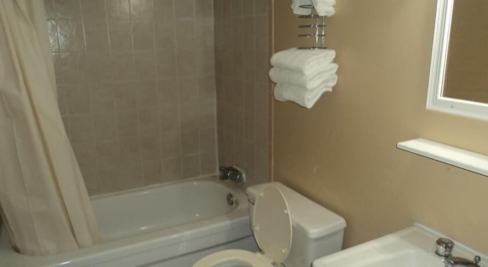Combined shower/tub, towels