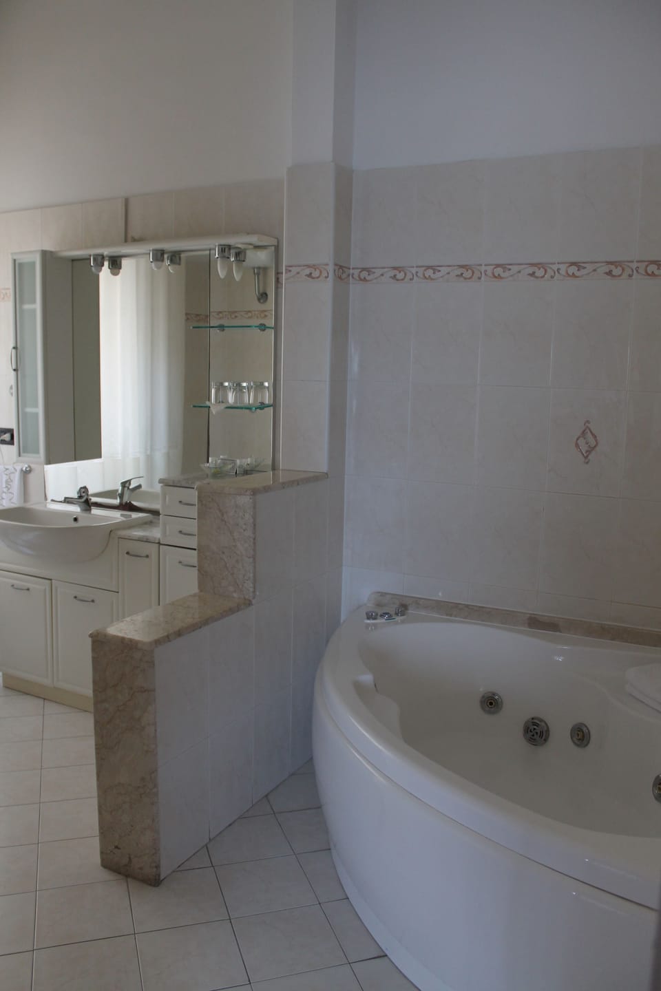 Junior Suite | Bathroom | Shower, free toiletries, hair dryer, bidet