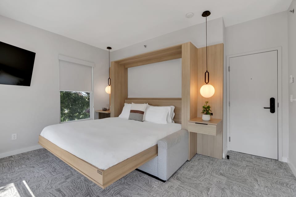 Deluxe Room, 1 King Bed | Egyptian cotton sheets, premium bedding, Select Comfort beds
