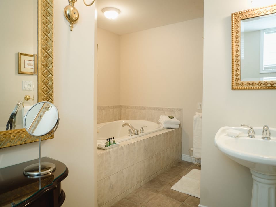 Signature Suite | Bathroom | Combined shower/tub, designer toiletries, hair dryer, towels