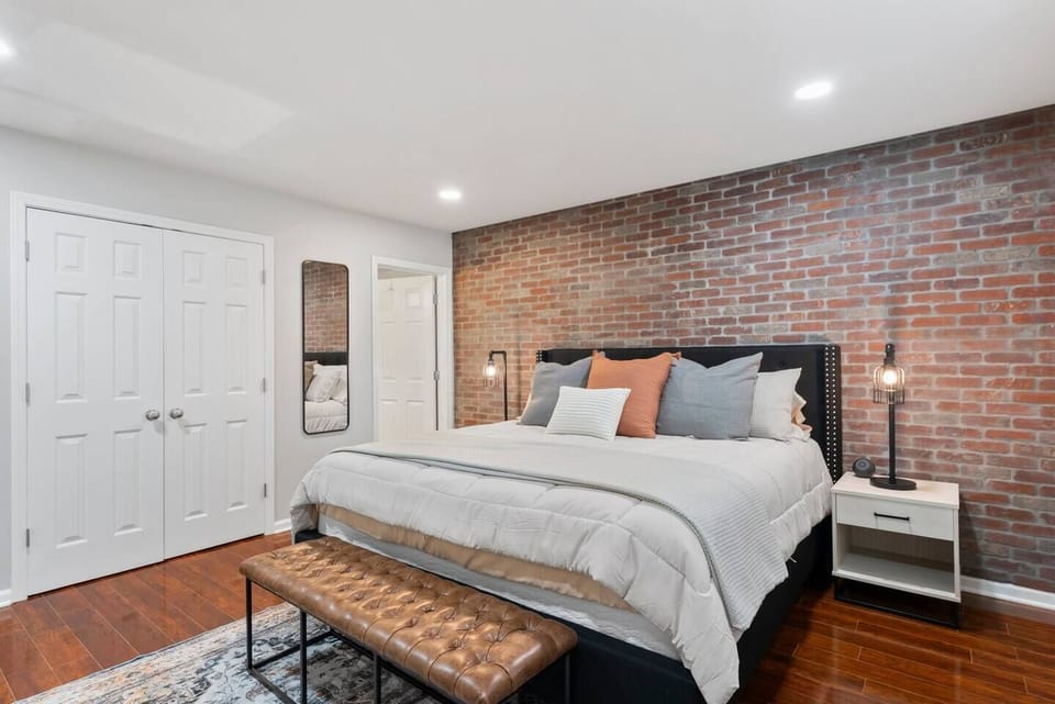 Huge Master Bedroom w/ King Bed & Ensuite Bathroom 