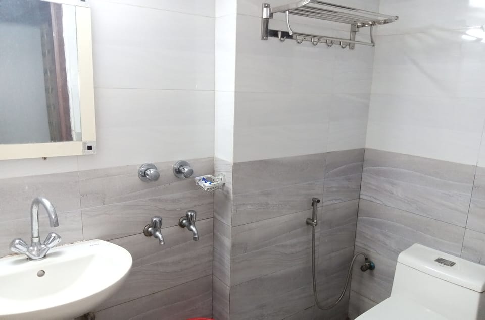 Deluxe Room | Bathroom | Shower, rainfall showerhead, free toiletries, towels