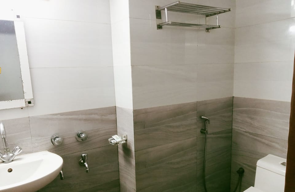 Deluxe Single Room | Bathroom | Shower, rainfall showerhead, free toiletries, towels